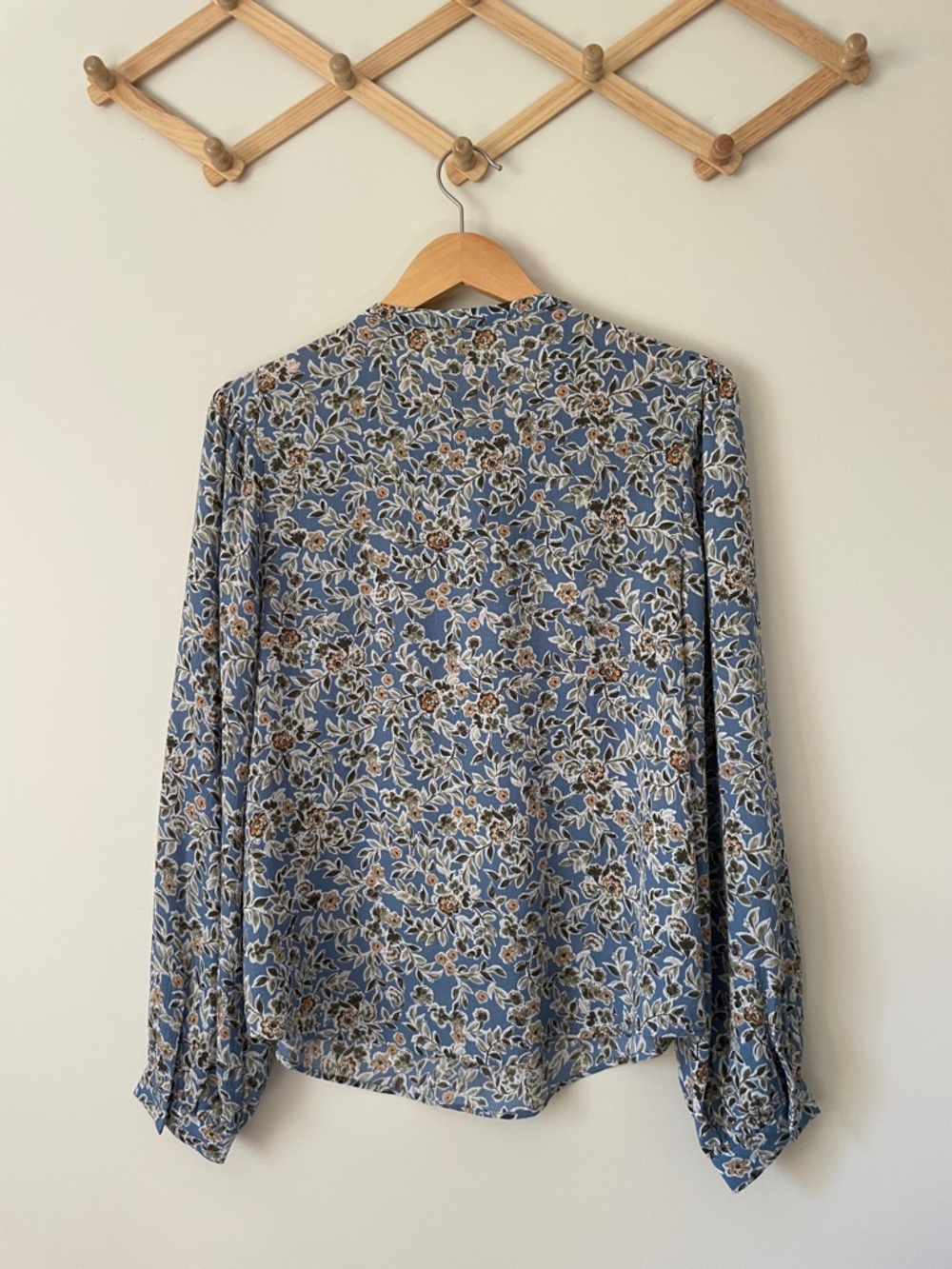 RW&CO. Blue Floral Button-Front Blouse - Picture 7 of 9